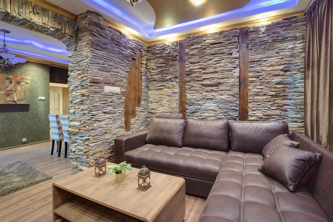 Unique Atmosphere With Golden Standard Design Apartemen
