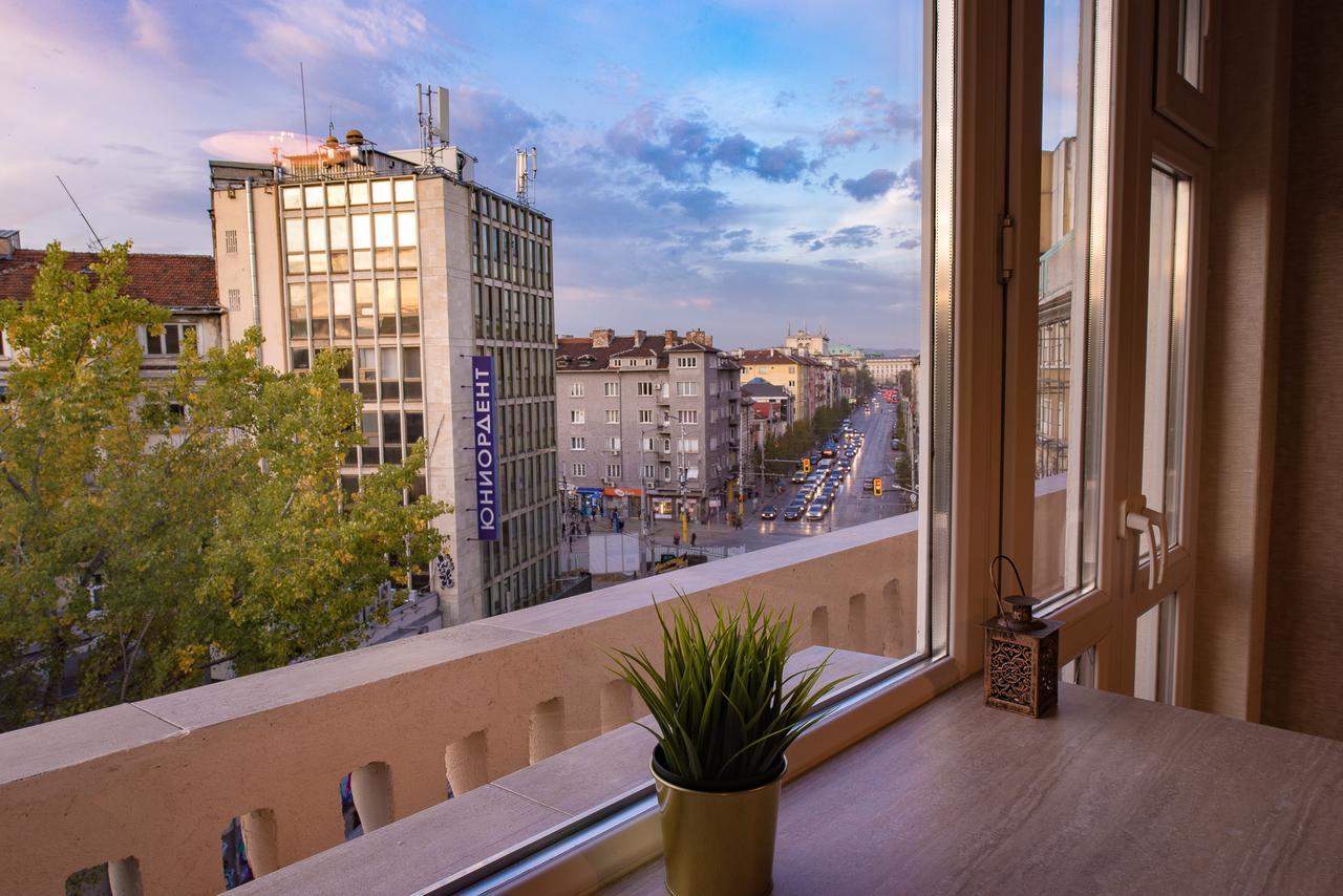 Unique Atmosphere With Golden Standard Design Apartemen