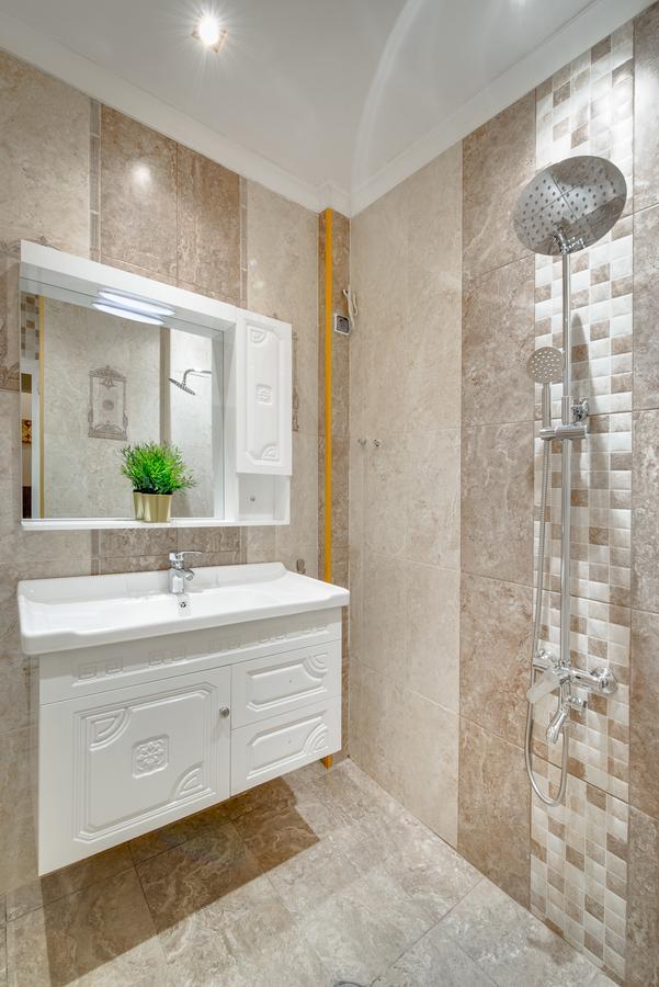 Unique Atmosphere With Golden Standard Design Apartemen Sofia