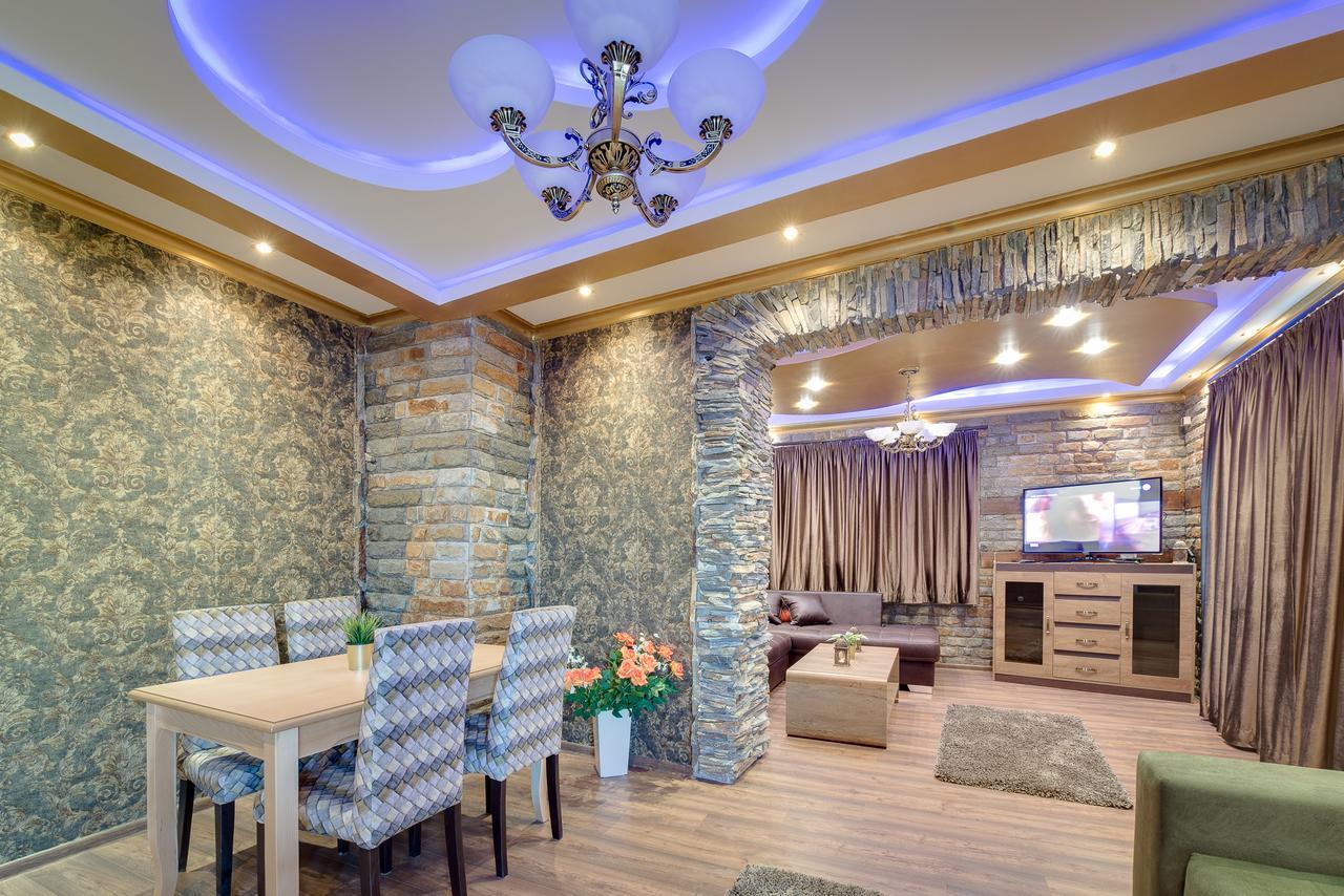 Unique Atmosphere With Golden Standard Design Apartemen *